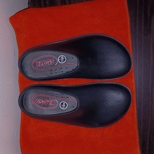 Klogs black size 7